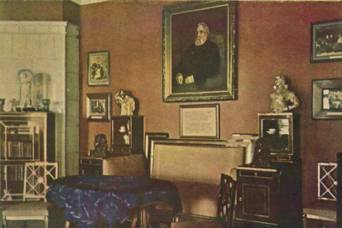 Музей-усадьба «Абрамцево» (Московская область). Комната Аксаковый («Красная гостиная»), где 18 августа 1849 года Н. В. Гоголь читал первую главу второго тома «Мертвых душ»